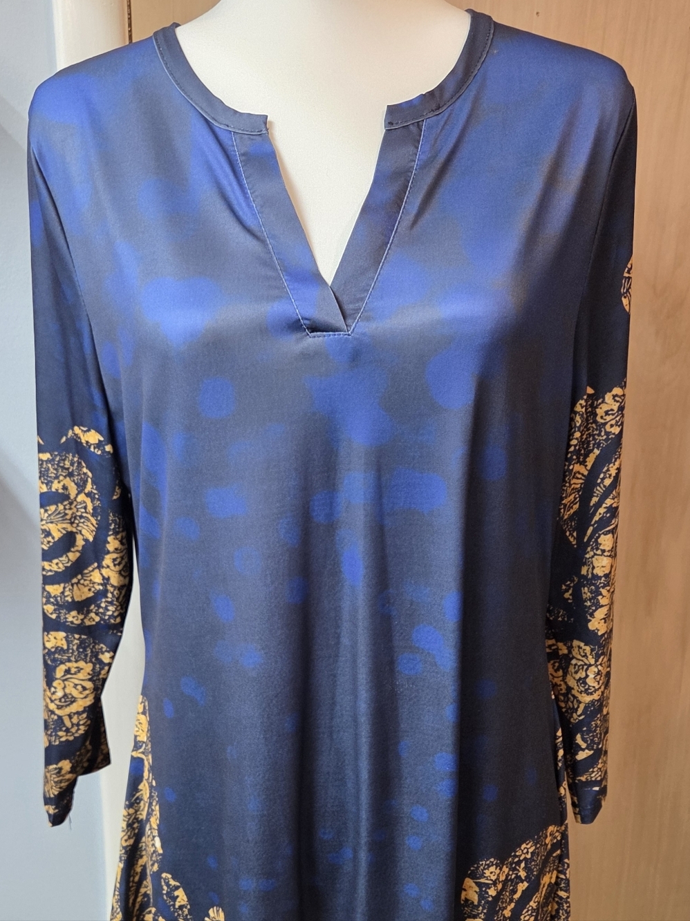 Lily Navy and Gold V-Neck Long-Sleeve Tunic Top - Large